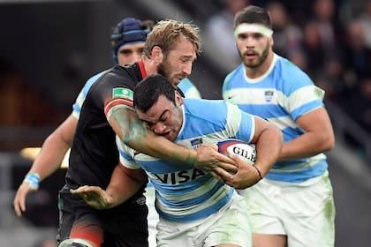 El último duelo, en Twickenham: Chris Robshaw frena el ataque de Agustin Creevy