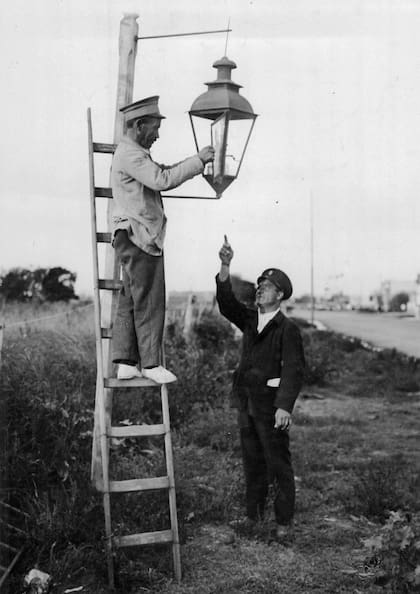 El último farol a kerosene, situado en la esquina de Avenida del Trabajo y Escalada, se apagó el 19 de marzo de 1931.