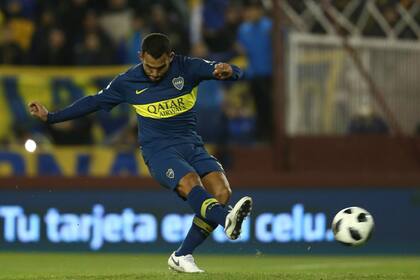 El último gol de la noche: Tevez, que entró en el segundo tiempo, marca de penal el sexto de Boca frente a Alvarado