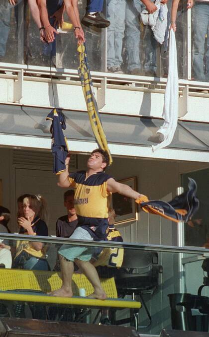 Cuando no jugaba con la camiseta de Boca, era habitual verlo a Maradona llevar la camiseta azul y oro pero en su palco de la Bombonera