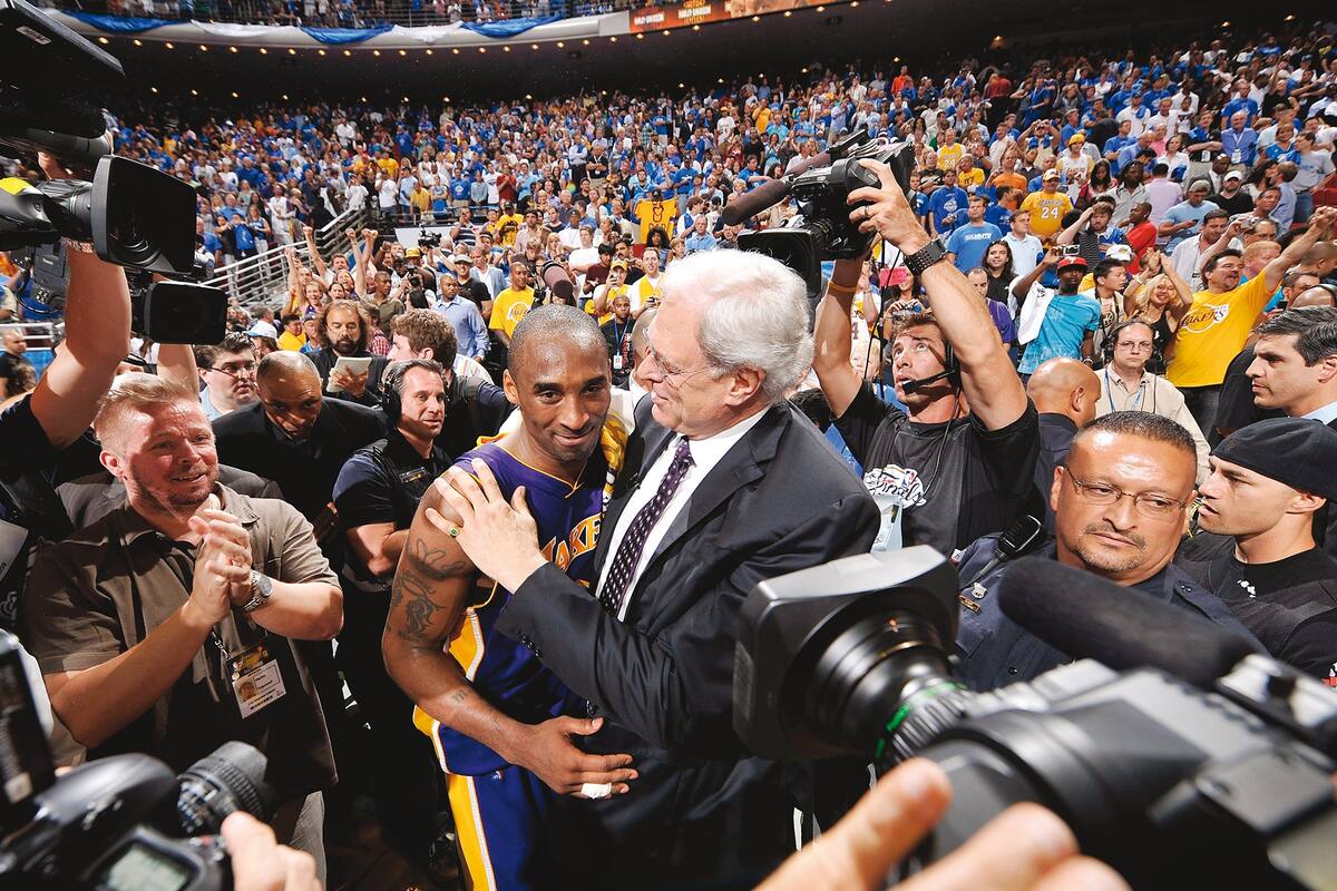 El último libro de Phil Jackson, el entrenador más ganador en la historia de la NBA, se edita por primera vez en español y está dedicado en gran parte a su jugador más determinante y también difícil: el número 8 (y luego, N°24) de Los Ángeles Lakers. Juntos obtuvieron cinco títulos
