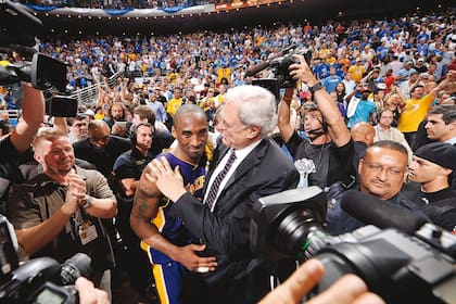 El último libro de Phil Jackson, el entrenador más ganador en la historia de la NBA, se edita por primera vez en español y está dedicado en gran parte a su jugador más determinante y también difícil: el número 8 (y luego, N°24) de Los Ángeles Lakers. Juntos obtuvieron cinco títulos