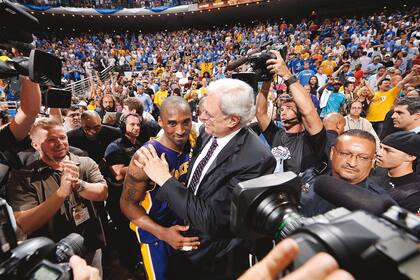 El último libro de Phil Jackson, el entrenador más ganador en la historia de la NBA, se edita por primera vez en español y está dedicado en gran parte a su jugador más determinante y también difícil: el número 8 (y luego, N°24) de Los Ángeles Lakers. Juntos obtuvieron cinco títulos