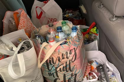 El último mes, Keka recolectó más de 50 botellas de amor que llevó junto a su papá a un punto de acopio de la fundación.