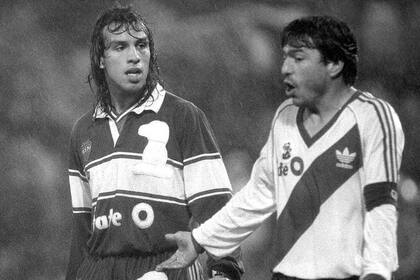 El último partido del Káiser; reacciona atónito ante la roja que lo mostró Bava mientras el Mono Navarro Montoya lo observa