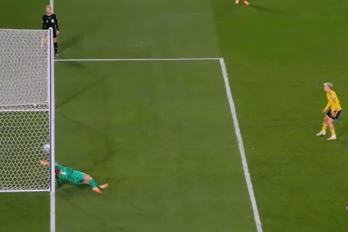 El último penal: el VAR determinó que la pelota había ingresado y validó el gol de Suecia