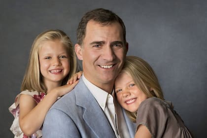 El último retrato oficial que envió la Casa Real del príncipe Felipe y sus hijas, Leonor y Sofía