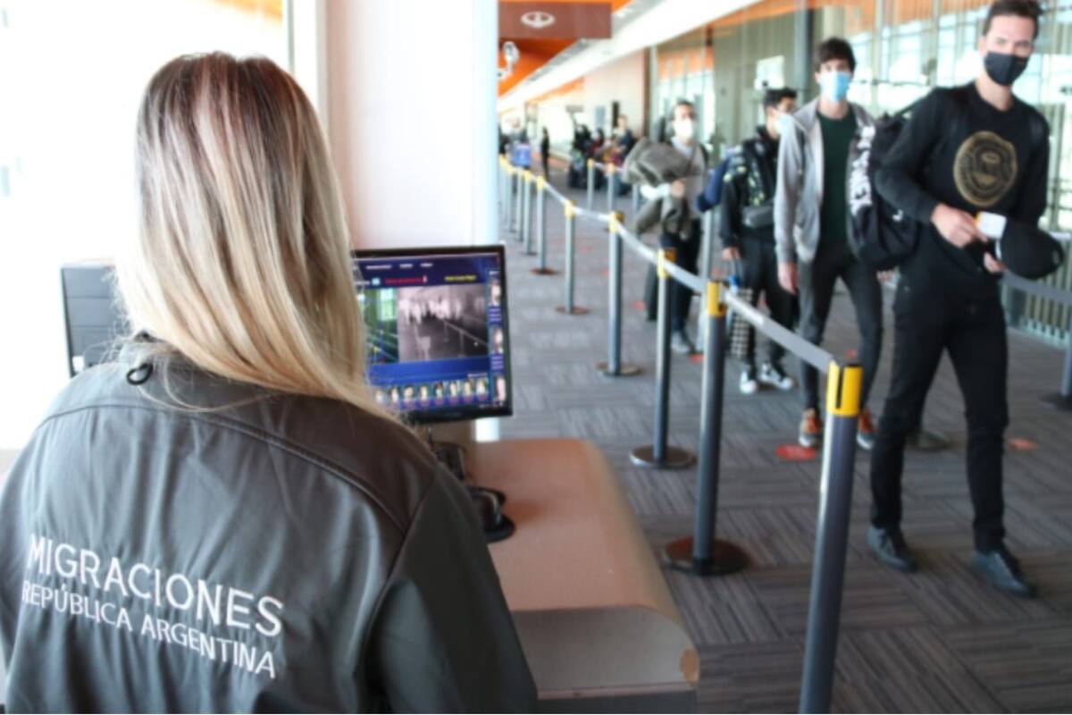 El último sábado, las cámaras térmicas instaladas en Ezeiza detectaron que un joven pasajero llegaba al país con fiebre