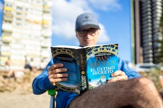 ¿Qué están leyendo este verano en las playas de Pinamar, Mar del Plata y Punta del Este?