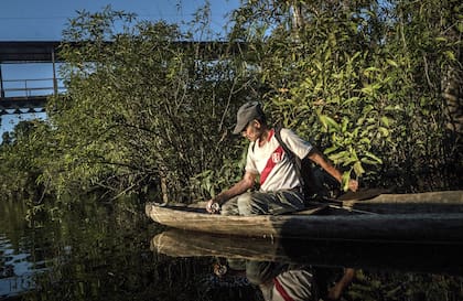 El último sobreviviente de la tribu taushiro pesca en el Amazonas peruano