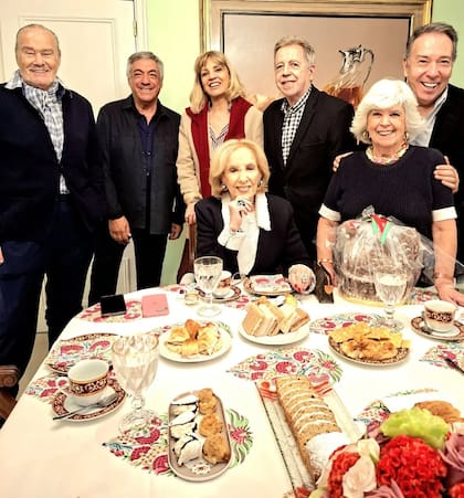 El último té con amigos se había celebrado el domingo 12 de abril. De izquierda a derecha: Gino Bogani, Dany Mañas, Teté Coustarot, Héctor Vidal Rivas, Alejandro Veroutis, Mirtha Legrand y Amalia Idoyaga Molina