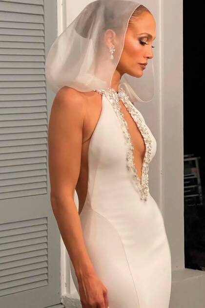 El último traje de JLo, soñado como los anteriores, tuvo a 30 personas trabajando durante 700 horas para bordar a mano los pequeños adornos de perlas y cristales de Swarovski.
