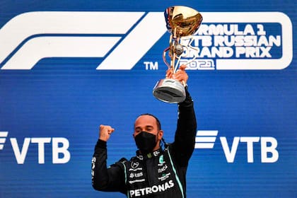 El último trofeo de la colección, el de la victoria N°100: Lewis Hamilton celebra el triunfo en el podio de Sochi, escenario del Gran Premio de Rusia