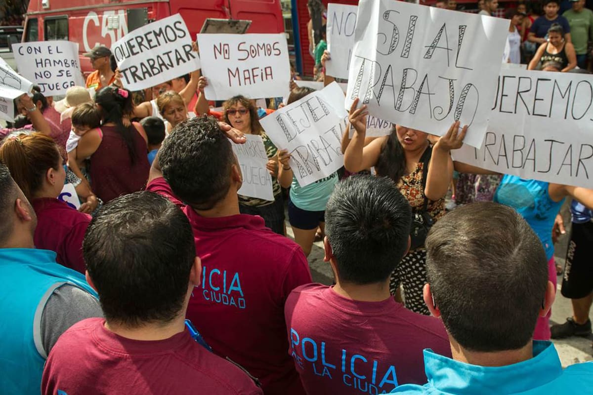 El último viernes, el gobierno de la Ciudad desplegó un operativo para desalojar a los manteros del barrio de Liniers
