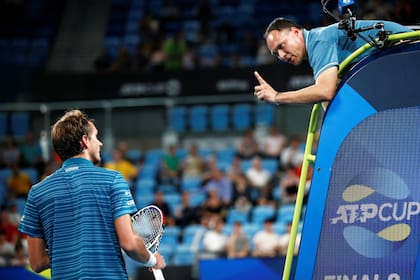 El umpire Lahyani advierte a Medvedev; el ruso volvió a mostrarse desafiante en el partido contra Schwartzman