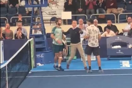 El umpire separa a Moutet y Andreev
