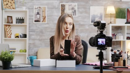 El unboxing es un fenómeno popular en YouTube en los que una persona muestra cómo viene embalado un producto nuevo, y qué elementos trae en la caja