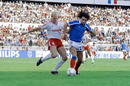 El único antecedente de Canadá en un Mundial fue México 86; en la escena, Ian Bridge marca al francés Dominique Rocheteau