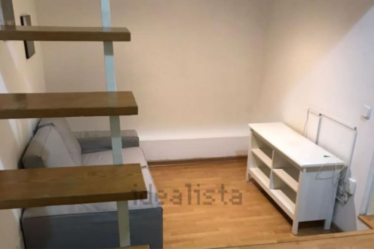 El único baño está a menos de un metro de la cocina. El predio está ubicado en Madrid, España