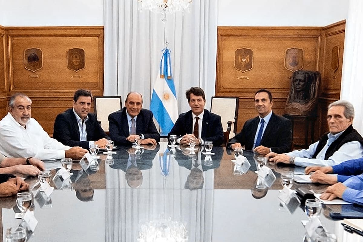 El único encuentro oficial entre la CGT y el Gobierno, el 10 de abril pasado
