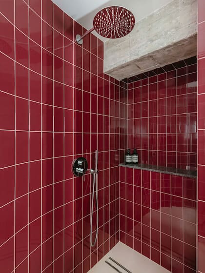 El único gran acento de color: los azulejos bordó de la ducha.