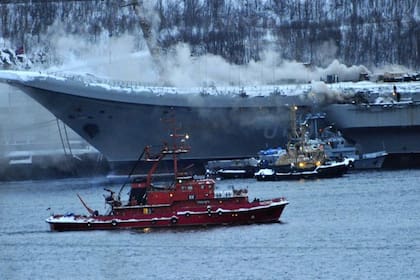 El único portaaviones de la marina rusa se incendió este jueves. (Fuente: RT)