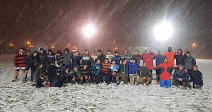 El único problema es que con la nieve no se puede distinguir las líneas blancas de la cancha...