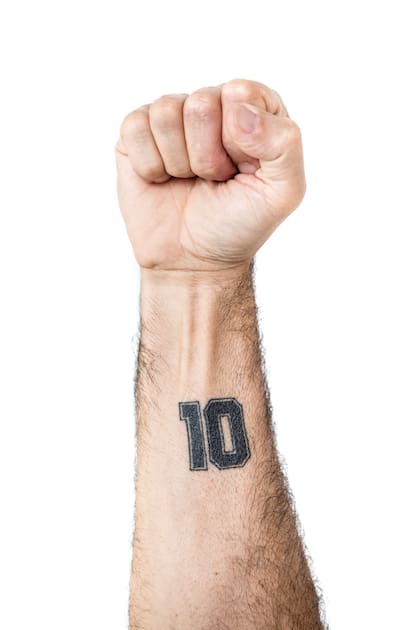El único tatuaje del músico es el 10 de Diego. Se lo hizo después de que falleció Maradona.