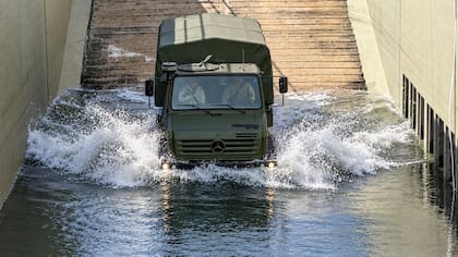 El Unimog U4000 del Ejército Argentino frente a la prueba de la fosa