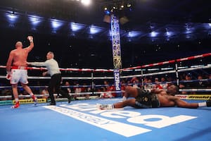 El uppercut de Tyson Fury fue demoledor: Dillian White al piso. Fue KO en el 6° round