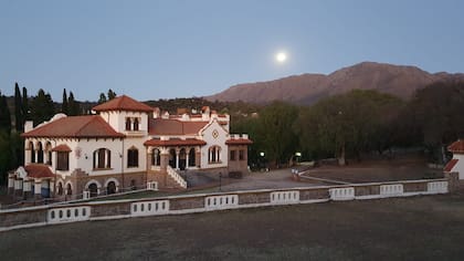 El Uritorco, encierra leyendas y es un atractivo cercano al castillo.