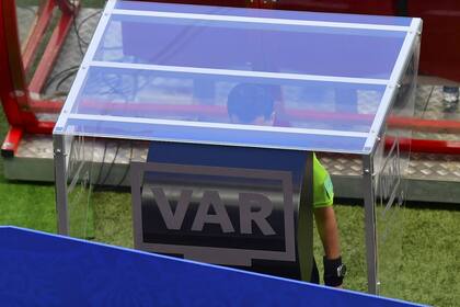 El uruguayo Andrés Cunha revisa el video por el que luego sancionó penal para Francia frente a Australia