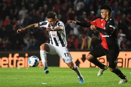 El uruguayo Christian Oliva, de Talleres, acelera perseguido por Rafael Delgado; Colón tenía la ventaja de localía y parecía mejor perfilado luego del 1-1 en Córdoba, pero su adversario fue nítidamente superior en Santa Fe.
