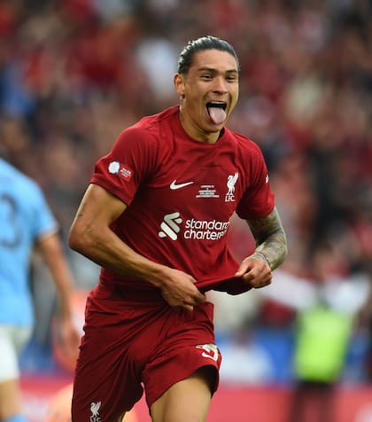 El uruguayo Darwin Núñez celebra su gol, el tercero de la victoria de Liverpool sobre Manchester City, que les dio a los Reds el primer título de la temporada