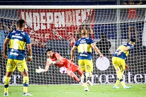 El uruguayo Diego Segovia, debutante en Independiente, ataja el penal del argentino Lautaro Pastrán, de Everton, en San Juan; el arquero de 22 años es uno de los nueve refuerzos del Rojo.