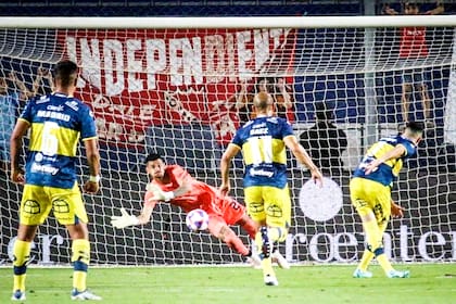 El uruguayo Diego Segovia, debutante en Independiente, ataja el penal del argentino Lautaro Pastrán, de Everton, en San Juan; el arquero de 22 años es uno de los nueve refuerzos del Rojo.