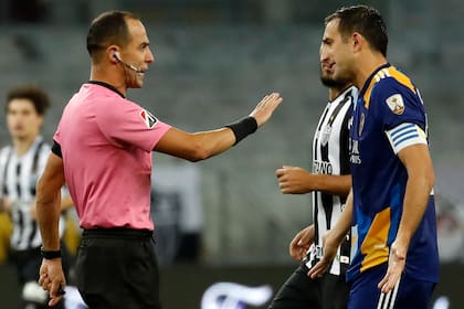 El uruguayo Esteban Ostojich conversa con Carlos Izquierdoz durante el escandaloso partido entre Atlético Mineiro y Boca