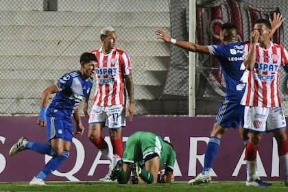El uruguayo Facundo Barceló de Emelec, festeja su gol contra Unión de Santa Fe.