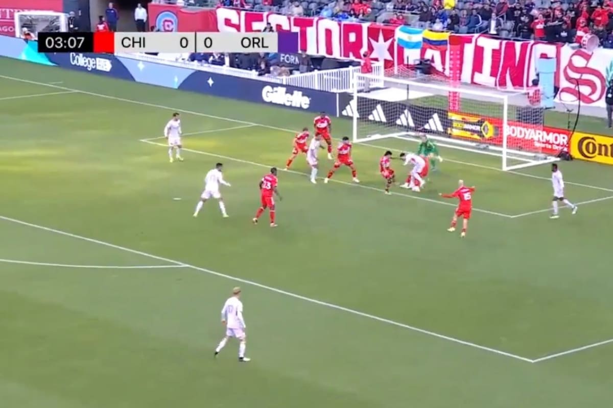 El uruguayo Facundo Torres está a punto de caer al suelo y desde allí conseguirá su extraño gol en el partido entre Chicago Fire y Orlando City, por la Major League Soccer.