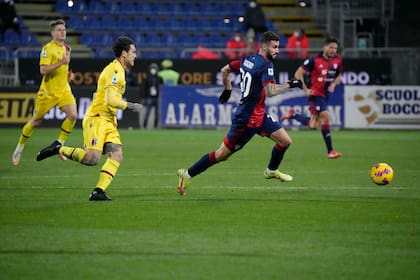 El uruguayo Gastón Pereiro, del Cagliari, conduce el balón en un encuentro ante Bologna, disputado el martes 11 de enero de 2022, en la Serie A italiana (Alessandro Tocco/LaPresse via AP)