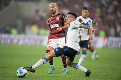 El uruguayo Giorgian De Arrascaeta filtra un pase ante la presencia de Francisco Ortega; el charrúa, una de las figuras de un plantel de estrellas que armó Flamengo, que el 29 de octubre definirá el título con Athletico Paranaense