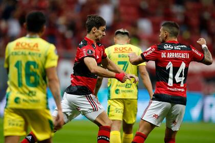 El uruguayo Giorgian De Arrascaeta se une a Rodrigo Caio, que inicia la carrera del festejo de su gol, el primero de Flamengo sobre Defensa y Justicia