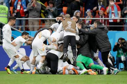 El uruguayo José Giménez celebra con su equipo después de anotar el gol de apertura de su equipo durante el partido del grupo A entre Egipto y Uruguay en la Copa Mundial de fútbol 2018