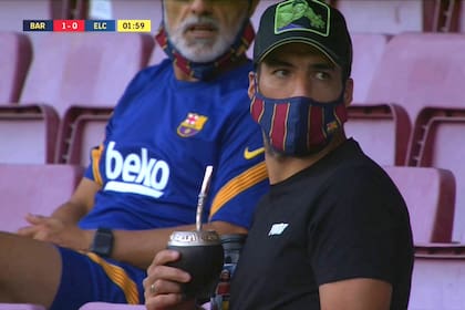 El uruguayo Luis Suárez miró el partido Barcelona-Elche desde la tribuna del Camp Nou.