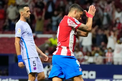 El uruguayo Luis Suárez pide perdón a Barcelona en su festejo tras anotar el segundo gol de Atlético de Madrid, que venció 2-0 a los catalanes en el Wanda Metropolitano.