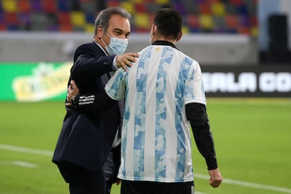 El uruguayo Martín Lasarte debutó en el banco de Chile ante Argentina, en las eliminatorias.