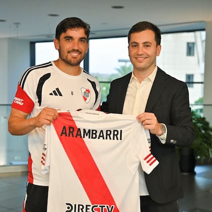 El uruguayo Mauro Arambarri junto al presidente de River, Stefano Di Carlo, el día de su presentación