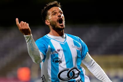 El uruguayo Pellejero festeja su gol; el tanto del récord