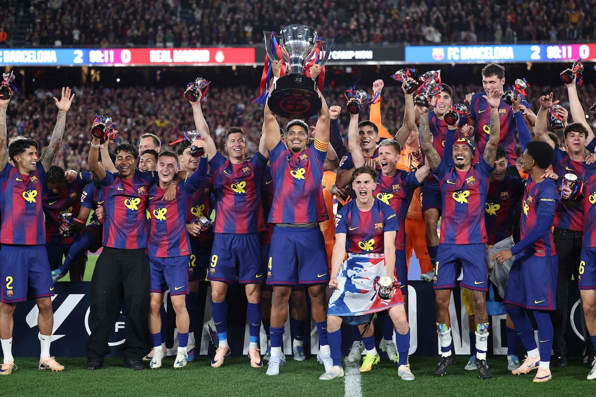 El uruguayo Ronald Araujo ofrenda el trofeo de campeón de la Liga al público; Barcelona ganó el clásico a Real Madrid, sumó una estrella e igualó la estadística del derby