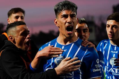 El uruguayo Salomón Rodríguez celebra un gol del sorprendente Godoy Cruz contra el único de los amenazados por el descenso que no reacciona, Aldosivi.